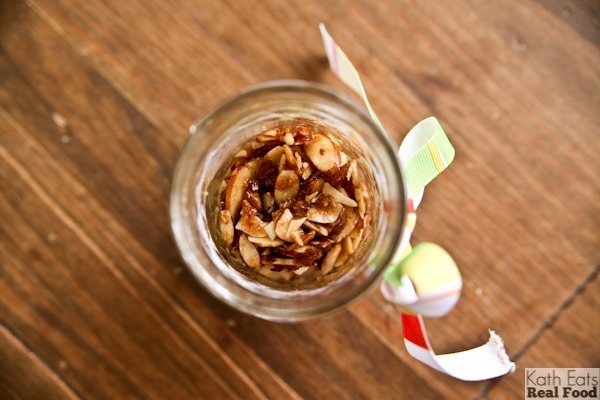 Easy, microwaved candied nuts // katheats.com