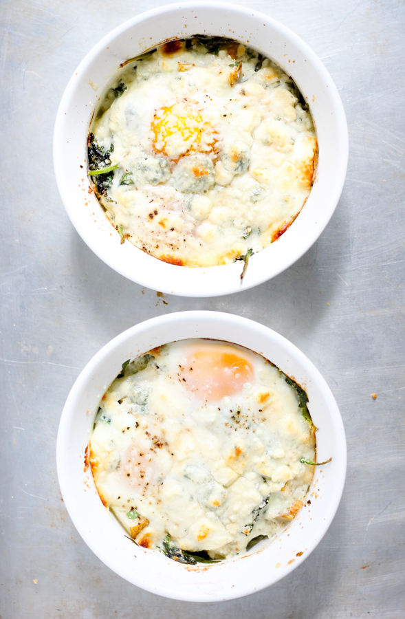 baked eggs with blue cheese melted