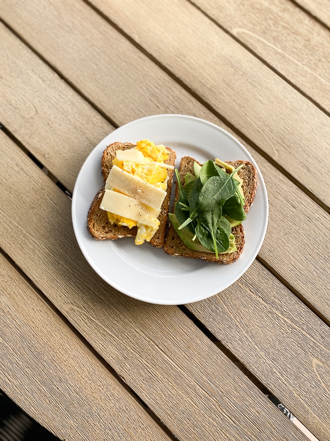 how to make a scrambled egg sandwich
