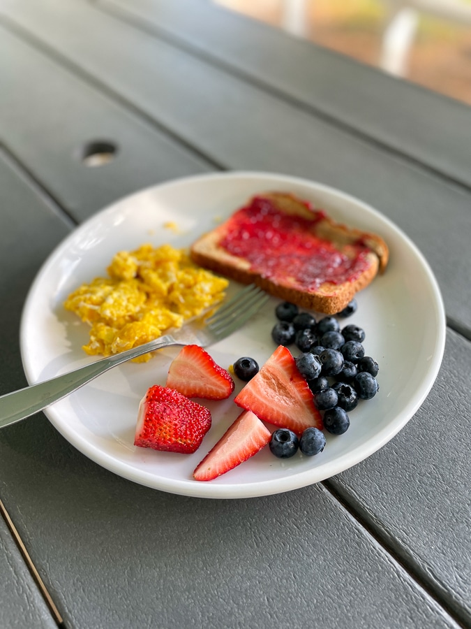 toast eggs and berries for breakfast