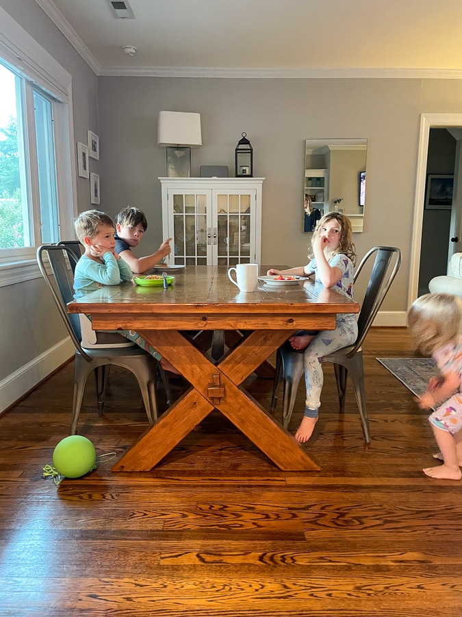 cousins having breakfast