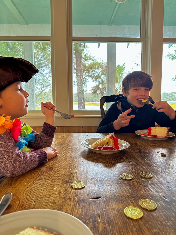 kids eating cake