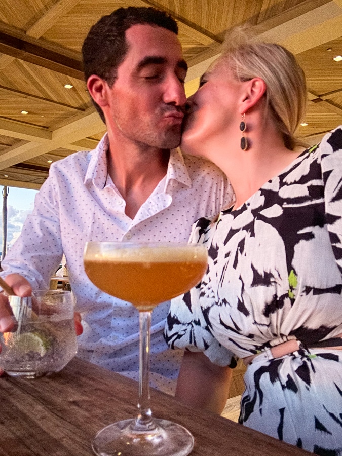 couple kiss